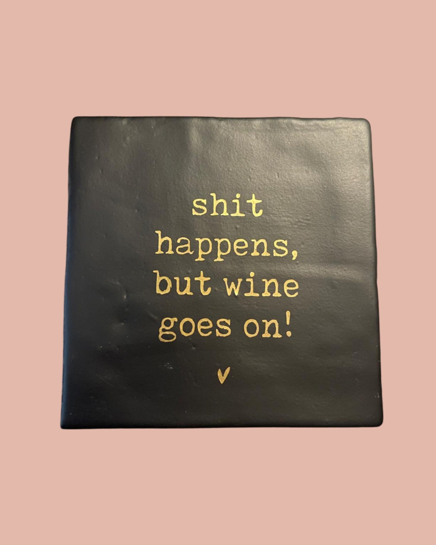 Tegeltje | Shit happens but wine goes on