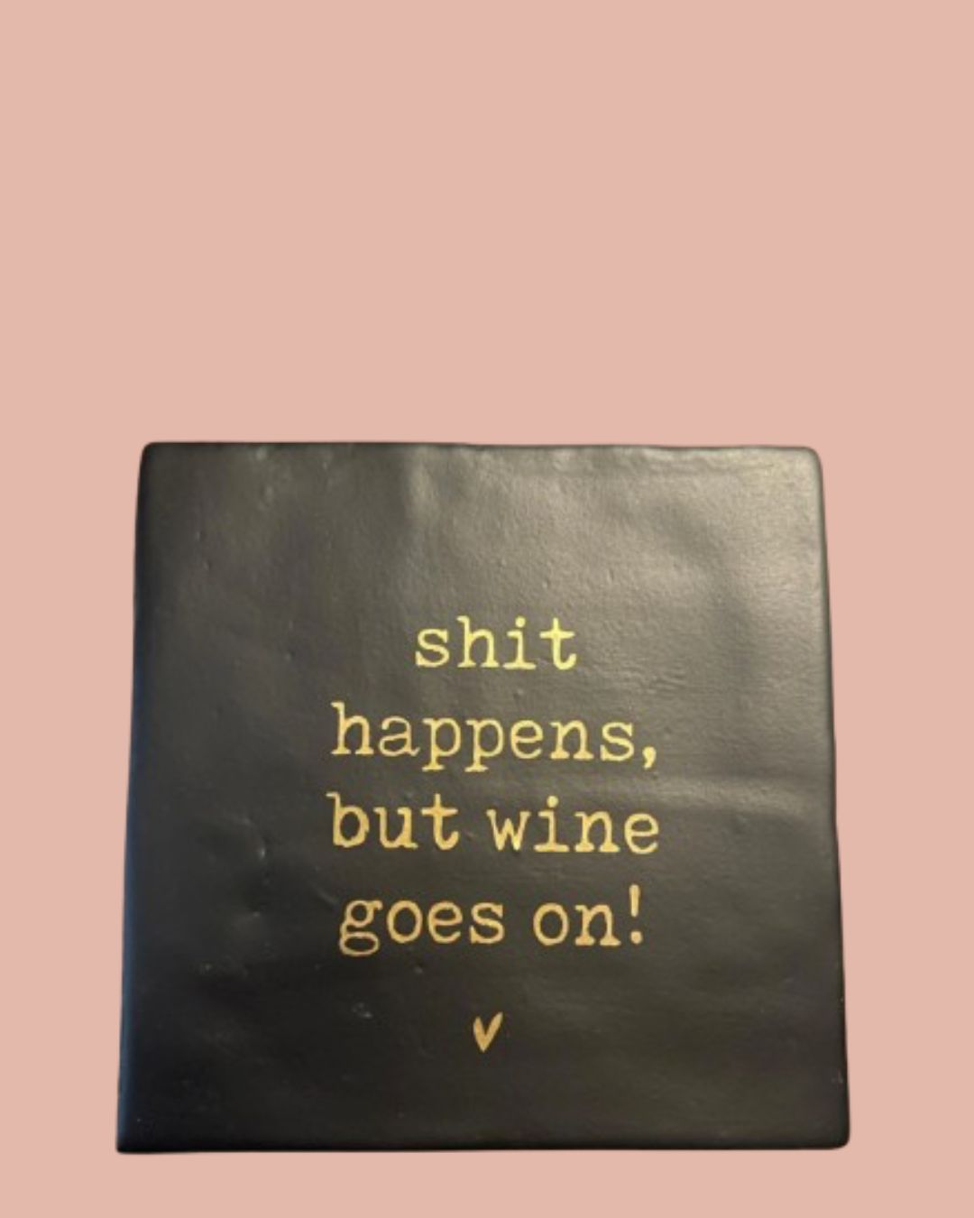 Tegeltje | Shit happens but wine goes on